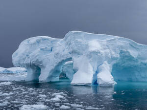 Ein riesiger Eisberg ist auf einem Riff in der Nähe des Eisbergfriedhofs aufgeschlagen, Pleneau-Insel, Antarktis, Polarregionen - RHPLF22109