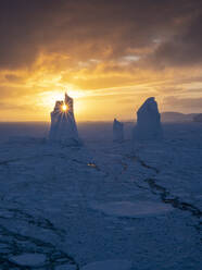 Sonnenuntergang über einem ungewöhnlichen Eisberg nahe der Petermann-Insel, Antarktis, Polarregionen - RHPLF22111