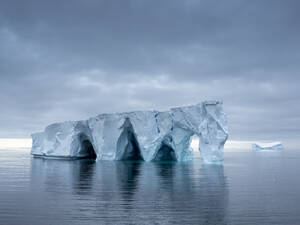 Große schwimmende Eisberge in der Bellingshausen-See, Antarktis, Polarregionen - RHPLF22115
