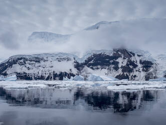 Blick auf den gletscherbedeckten Vulkan Peter I Island in der Bellingshausen-See, Antarktis, Polarregionen - RHPLF22117