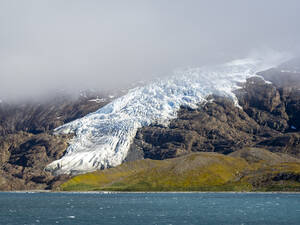 Eis- und schneebedeckte Berge mit Gletschern in der King Haakon Bay, Südgeorgien, Südatlantik, Polarregionen - RHPLF22128