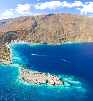 Luftaufnahme des Dorfes Loutro in einer idyllischen Bucht, umspült von türkisfarbenem Meer, Insel Kreta, Griechische Inseln, Griechenland, Europa - RHPLF22139