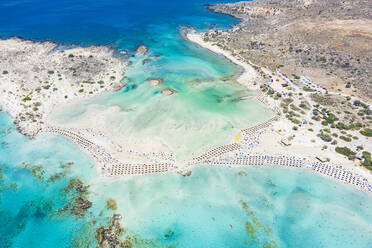 Luftaufnahme des ausgestatteten Strandes von Elafonissi in der unberührten türkisfarbenen Lagune, Insel Kreta, Griechische Inseln, Griechenland, Europa - RHPLF22140