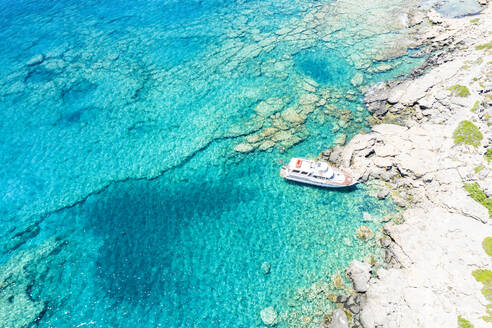 Luftaufnahme einer im kristallklaren Meer vertäuten Yacht, Insel Kreta, Griechische Inseln, Griechenland, Europa - RHPLF22141