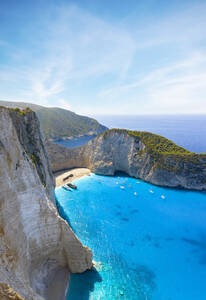 Panoramablick aus der Luft auf die Klippen, die den idyllischen Navagio Beach (Shipwreck Beach) umgeben, Insel Zakynthos, Griechische Inseln, Griechenland, Europa - RHPLF22152