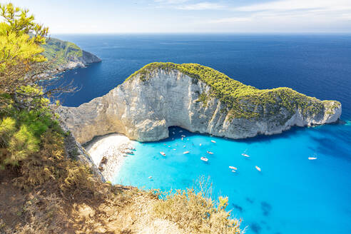 Türkisfarbenes Meer, das den weißen Sand des Navagio Beach (Shipwreck Beach) umspült, Blick von der Klippe, Insel Zakynthos, Griechische Inseln, Griechenland, Europa - RHPLF22153