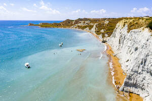 Luftaufnahme der majestätischen Kalksteinklippen, die den goldenen Sand des Xi-Strandes einrahmen, Kefalonia, Ionische Inseln, Griechische Inseln, Griechenland, Europa - RHPLF22161