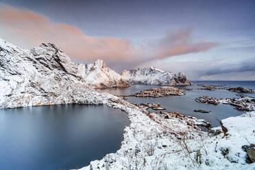 Luftaufnahme des zugefrorenen Sees Reinevatnet, der Reine-Bucht und des mit Schnee bedeckten Berges Olstind in der Morgendämmerung, Lofoten, Norwegen, Skandinavien, Europa - RHPLF22170