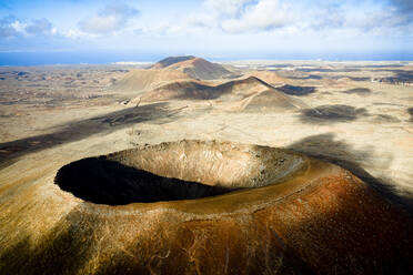 Majestätischer Krater des Vulkans Hondo (Calderon Hondo) mit dem Meer im Hintergrund, Corralejo, Fuerteventura, Kanarische Inseln, Spanien, Atlantik, Europa - RHPLF22172