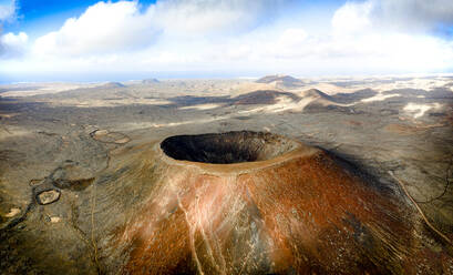 Luftaufnahme des Kraters des Vulkans Hondo (Calderon Hondo), Corralejo, Fuerteventura, Kanarische Inseln, Spanien, Atlantik, Europa - RHPLF22174