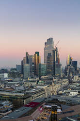 Luftaufnahme der Londoner Stadtsilhouette bei Sonnenuntergang von der St. Paul's Cathedral aus, London, England, Vereinigtes Königreich, Europa - RHPLF22177