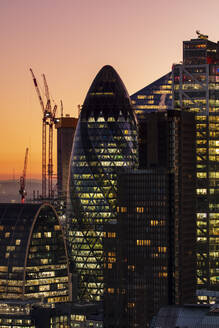Luftaufnahme der Londoner Skyline bei Sonnenuntergang, einschließlich der Wolkenkratzer der City of London, London, England, Vereinigtes Königreich, Europa - RHPLF22178