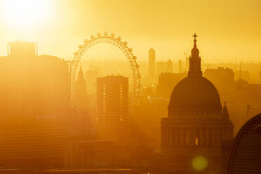 Luftaufnahme der Londoner Skyline bei Sonnenuntergang, einschließlich London Eye und St. Paul's Cathedral, London, England, Vereinigtes Königreich, Europa - RHPLF22179