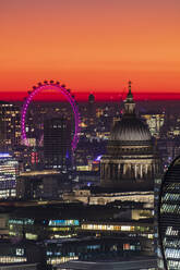 Luftaufnahme der Londoner Skyline bei Sonnenuntergang, einschließlich London Eye und St. Paul's Cathedral, London, England, Vereinigtes Königreich, Europa - RHPLF22181