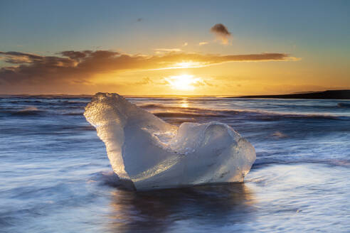 Eisberg vom schmelzenden Gletscher am schwarzen Sandstrand in der Nähe der Gletscherlagune Jokulsarlon, Vatnajokull-Nationalpark, Island, Polarregionen - RHPLF22185