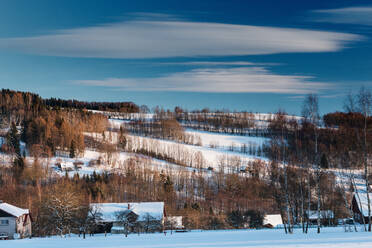 Schneebedeckte Landschaft im Jizery-Gebirge bei Sonnenuntergang, Zlata Olesnice, Region Liberec, Tschechische Republik (Tschechien), Europa - RHPLF22191