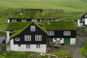 Häuser mit Torfdächern, Insel Mykines, Färöer Inseln, Dänemark, Europa - RHPLF22199