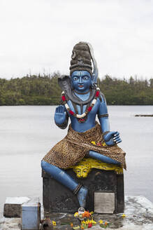 Statue von Vishnu, dem Hindu-Gott mit Kobra und Leopardenfell, in menschlicher Gestalt als Krishna, in Ganga Talao, Mauritius, Indischer Ozean, Afrika - RHPLF22208
