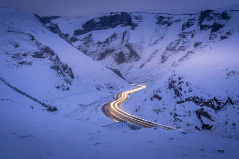 Blick auf Lichterketten am schneebedeckten Winnats Pass in der Nähe von Castleton, Derbyshire, England, Vereinigtes Königreich, Europa - RHPLF22210