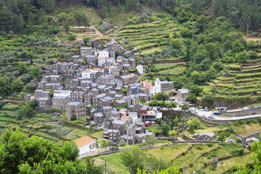 Blick auf Piodao, mittelalterliches Bergdorf aus Schiefer, Serra da Estrela, Beira Alta, Portugal, Europa - RHPLF22220