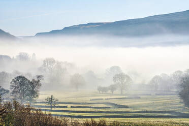 Wolkeninversion mitten im Winter im Dorf Buckden in Upper Wharfedale, The Yorkshire Dales, Yorkshire, England, Vereinigtes Königreich, Europa - RHPLF22225