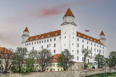 Barocke Burg Bratislava (Bratislavsky hrad) mit wehender Flagge, Bratislava, Slowakei, Europa - RHPLF22230