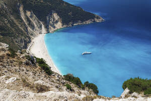 Panoramablick auf den weltberühmten Strand von Myrtos mit kristallklarem Wasser und einer vertäuten Yacht auf der Insel Kefalonia, Griechische Inseln, Griechenland, Europa - RHPLF22233