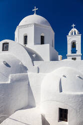 Weiße Kuppelkirche und blauer Himmel, Santorin, Kykladen, Griechische Inseln, Griechenland, Europa - RHPLF22242