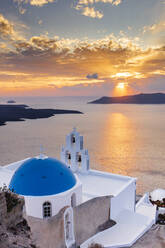 Eine weiße Kirche mit blauer Kuppel mit Blick auf das Ägäische Meer bei Sonnenuntergang, Santorin, Kykladen, Griechische Inseln, Griechenland, Europa - RHPLF22245