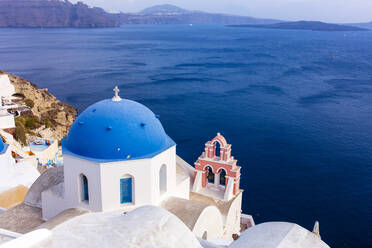 Eine weiße Kirche mit blauer Kuppel mit Blick auf das Ägäische Meer, Santorin, Kykladen, Griechische Inseln, Griechenland, Europa - RHPLF22246