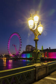 Lampe auf der Westminster Bridge mit London Eye und London Aquarium im Hintergrund bei Sonnenaufgang, London, England, Vereinigtes Königreich, Europa - RHPLF22247