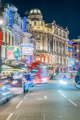 Shaftesbury Avenue, auch bekannt als Theatreland, bei Nacht, London, England, Vereinigtes Königreich, Europa - RHPLF22249