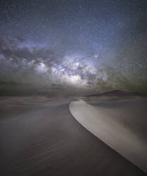 Milchstraße über Sanddünen der Sahara-Wüste, Merzouga, Marokko, Nordafrika, Afrika - RHPLF22257