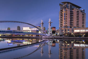 Die Lowry-Fußgängerbrücke, Imperial Point Building und Lowry Centre bei Nacht, Salford Quays, Salford, Manchester, England, Vereinigtes Königreich, Europa - RHPLF22270