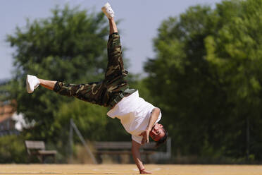 Tänzerin übt Handstand an einem sonnigen Tag - OCMF02511