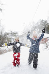 Schwestern spielen im Schnee - FOLF11514