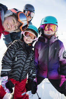 Family at ski field - FOLF11515