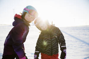 Mädchen bei Sonnenuntergang im Skigebiet - FOLF11516