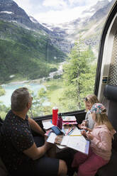 Familie im Zug sitzend in den Bergen - FOLF11521