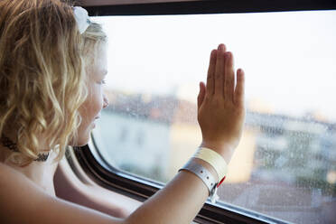 Mädchen am Fenster eines Zuges - FOLF11523