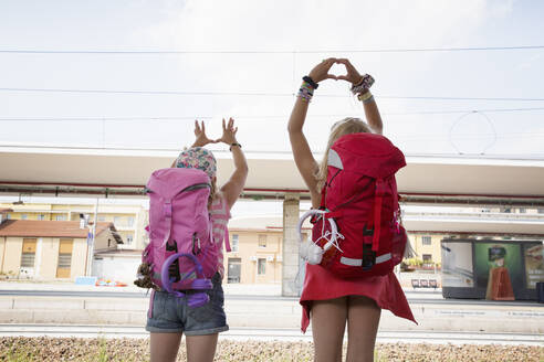 Mädchen mit Rucksäcken am Bahnhof - FOLF11526