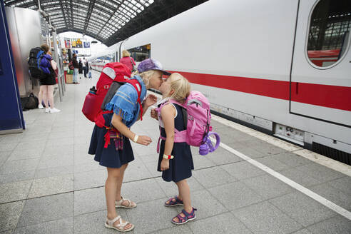 Küssende Schwestern am Bahnhof - FOLF11529