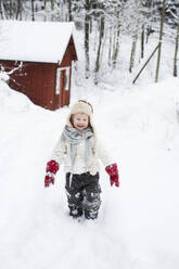 Mädchen spielt im Schnee - FOLF11540