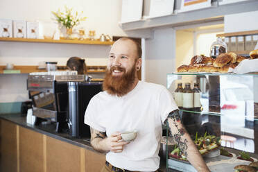 Kleinunternehmer mit Kaffee in einem Café - FOLF11583