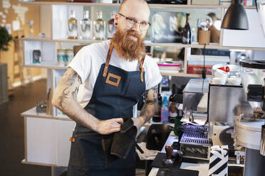 Barista mit Schürze in einem Café - FOLF11594