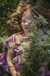 Girl holding bouquet of Queen Anne's Lace flowers - FOLF11626