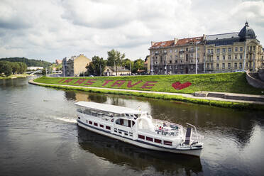 Boot auf dem Fluss in Vilnius, Litauen - FOLF11655