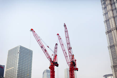 Low angle view of cranes and skyscrapers - FOLF11662