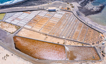 Luftaufnahme der Salinen von Salinas Del Carmen, Fuerteventura, Kanarische Inseln, Spanien, Atlantik, Europa - RHPLF22292