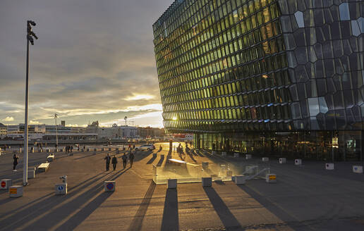 Blick auf die Harpa-Konzerthalle bei Sonnenuntergang, neben dem Alten Hafen, Reykjavik, Island, Polarregionen - RHPLF22300